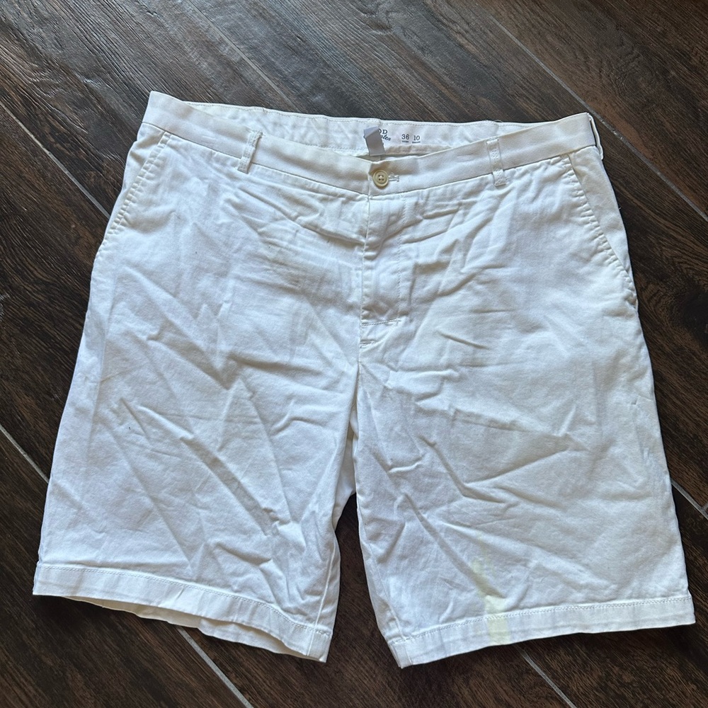 Izod Men's White Flat Front Shorts